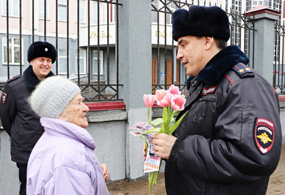 В Иванове участковые поздравили с 8 марта женщин со своего участка